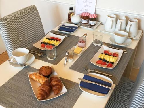 伦敦丁香门的一张桌子,上面有早餐食品和咖啡