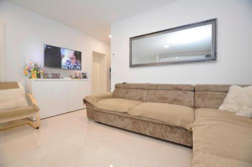格拉达茨Apartments Valentino的带沙发和电视的客厅