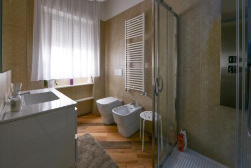 马丁纳弗兰卡B&B Sogno di Valle D'itria的浴室配有卫生间、盥洗盆和淋浴。
