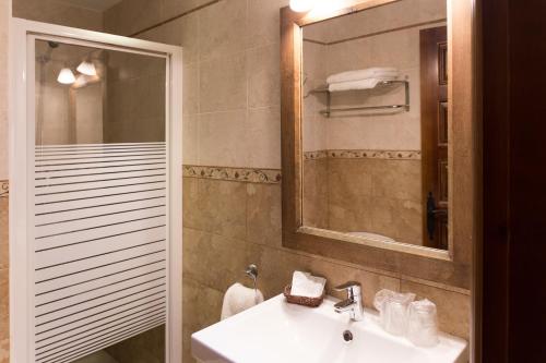 LizasoCasa Rural Flor de Vida - B&B的一间带水槽、镜子和淋浴的浴室