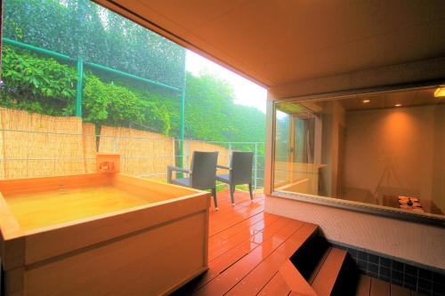 箱根Hakone Hoshi no Akari的客房设有大窗户和浴缸。