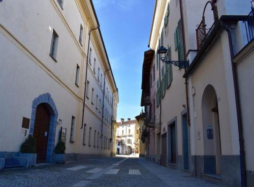 萨维利亚诺Casa Al convento的白色建筑城镇中一条空的街道