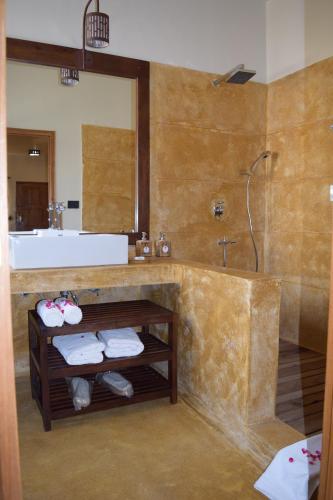 斋沙默尔第一门融合酒店的带浴缸、水槽和淋浴的浴室