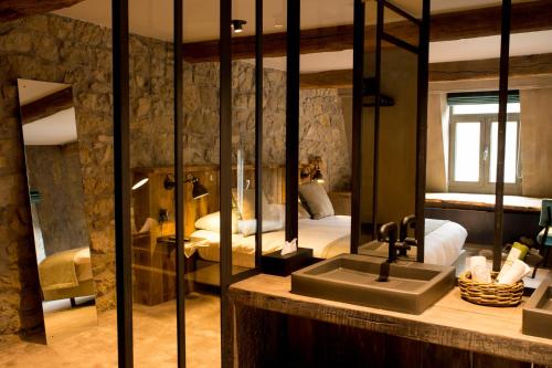杜柏Hotel Victoria - Maison Caerdinael的一间带水槽的浴室和一间带一张床的卧室
