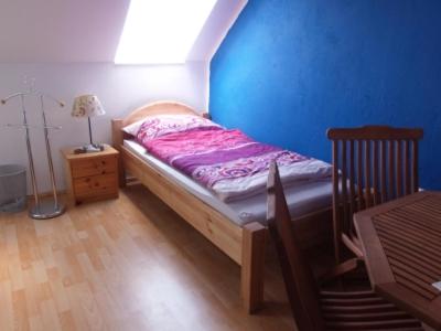 Siebenhirten下奥地利州酒区民宿的一张小床,位于一个蓝色的墙壁内