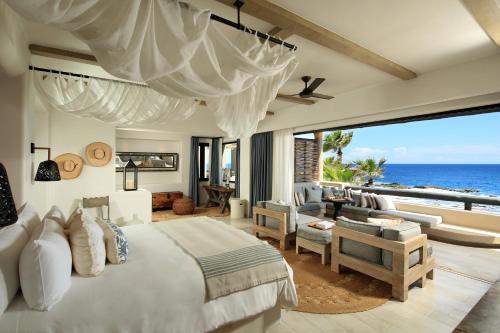 卡波圣卢卡斯Esperanza, Auberge Resorts Collection的一间卧室配有一张床,享有海景