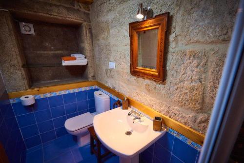 雷东德拉埃斯芝瓦士乡村民宿的一间带水槽、卫生间和镜子的浴室