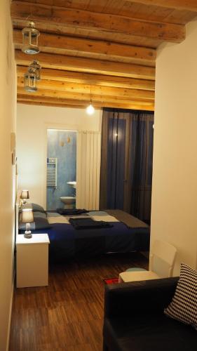 莫尔费塔Borgo Marino的一间带两张床和一张沙发的客厅