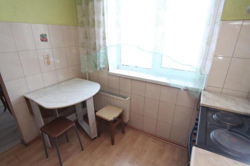 Leninsk-KuznetskiyКирова 81的小厨房配有小桌子和窗户