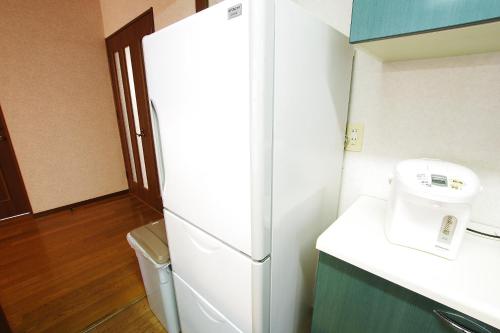 札幌AKKO宾馆的一间带冰箱的小厨房
