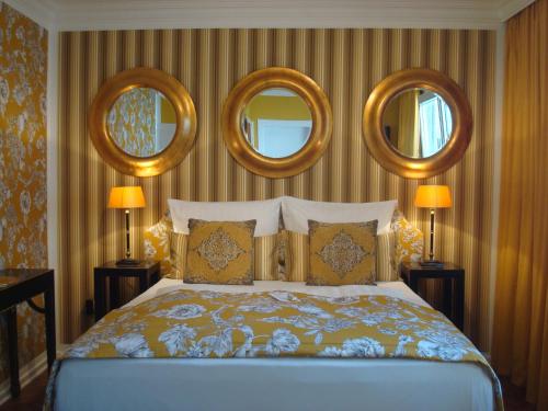 杜塞尔多夫奥斯塔先生与女士酒店的卧室配有一张带三面镜子的床铺。