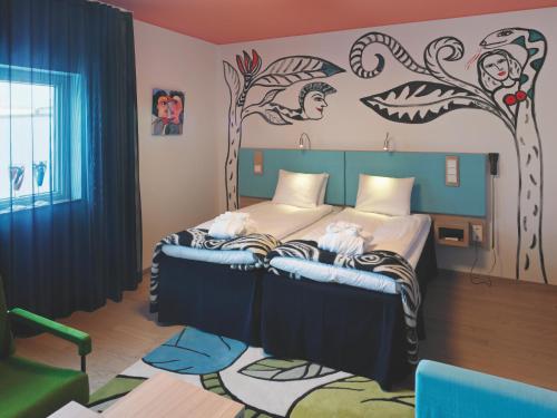 科斯塔科斯塔博达艺术酒店的卧室配有两张床,墙上挂有树壁画