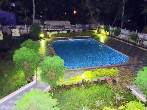 马焦茹达Casale Majorda的享有游泳池的顶部景色