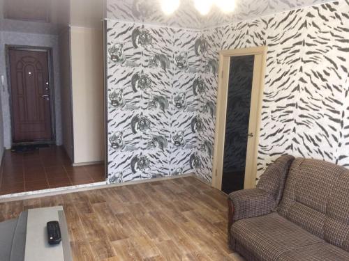 Leninsk-KuznetskiyЗварыгина 15的客厅配有沙发和带图案的墙壁