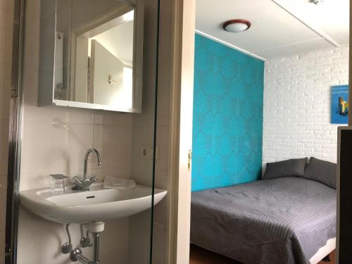 奥特马瑟姆德罗森斯特克酒店的一间带水槽的浴室和一张位于客房内的床