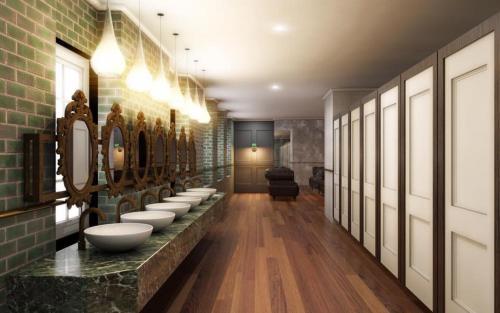 布雷肯The George Hotel Wetherspoon的浴室设有一排盥洗盆和镜子