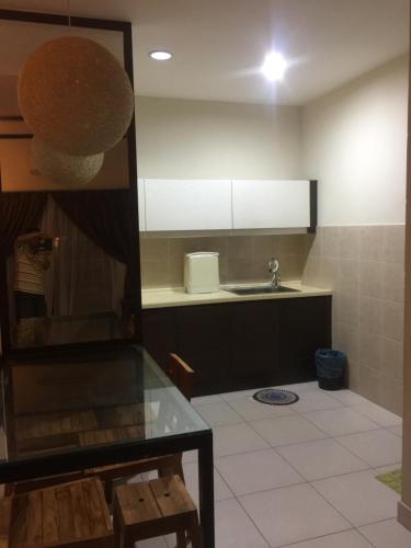 Kampong Tanjong PechahBestari Homestay @ Gold Coast Morib的厨房配有水槽和台面
