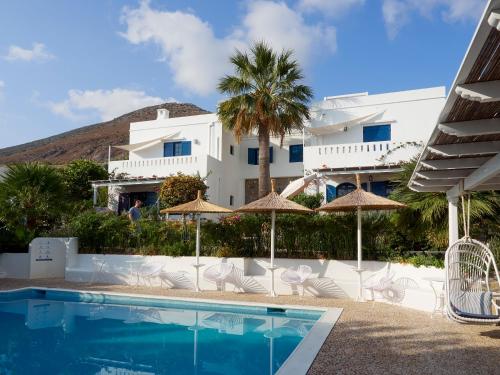 赫索尼索斯Villa Ippocampi - Adults Only的酒店设有带椅子和遮阳伞的游泳池