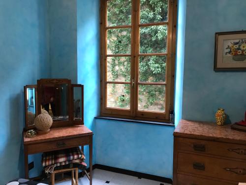 卡莫利La casa di Francy的蓝色的客房设有镜子、梳妆台和窗户