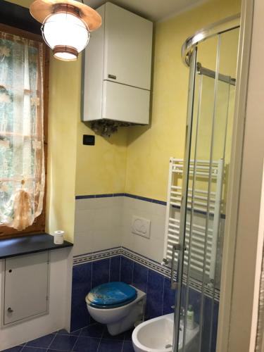 卡莫利La casa di Francy的一间带卫生间和水槽的浴室