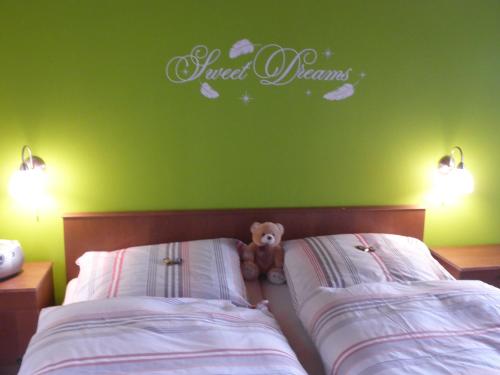 魏勒格Bauernhof Moadl的一间卧室设有两张床和泰迪熊