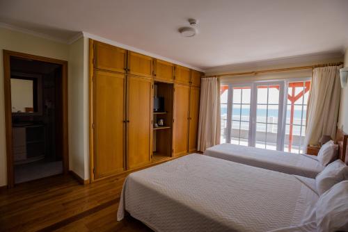 克鲁什港科斯塔琳达酒店的一间卧室设有两张床和大窗户