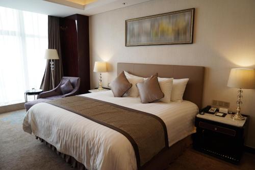 坎普-博尔恩霍芬贝克尔酒店的酒店客房带一张大床和一把椅子