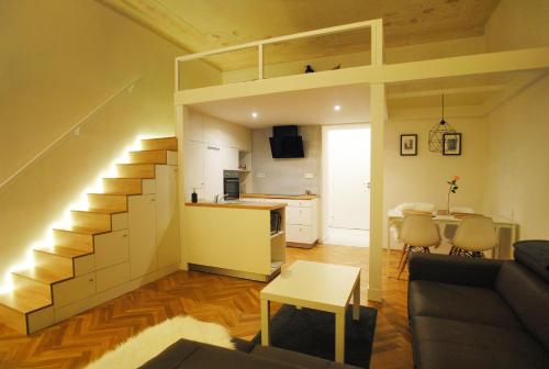 奥洛穆茨Apartments Centre in Style的一间带楼梯的客厅和一间厨房