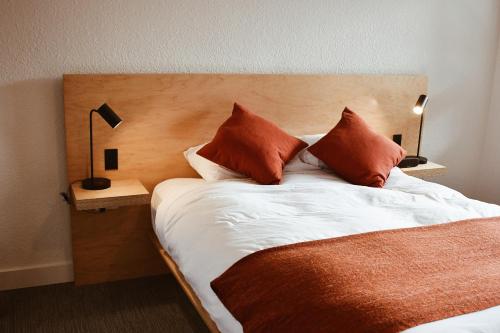 贝灵厄姆Heliotrope Hotel的一张床上有两个枕头的房间