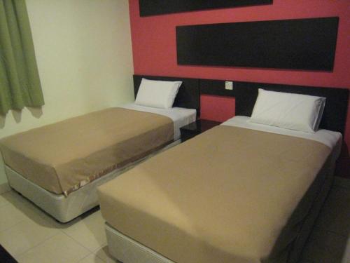 实兆远特罗皮卡那经济型酒店的两张睡床彼此相邻,位于一个房间里