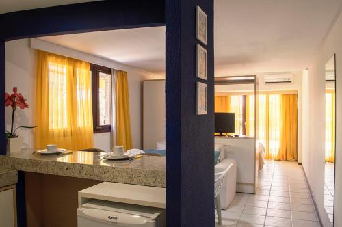 皮帕Apartamento Pipa Deluxe的酒店客房设有厨房和浴室。