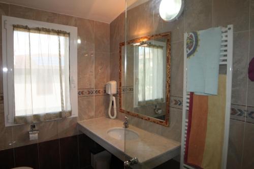 蒙泰卢波菲奥伦蒂诺Holiday home Villa Bobolino的一间带水槽和镜子的浴室