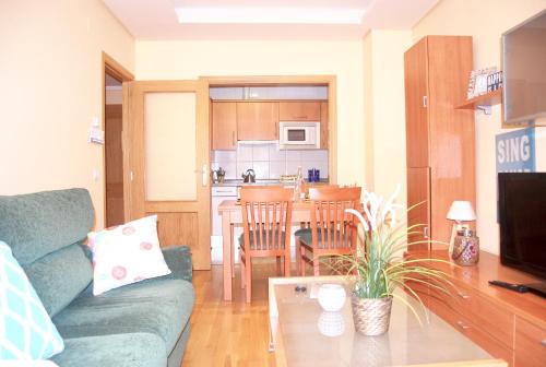 莱昂Apartamentos Turisticos ARCH的客厅配有沙发和桌子