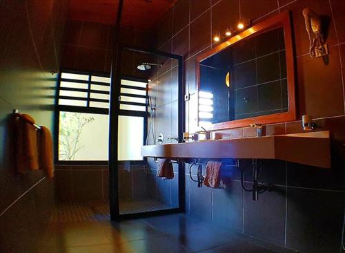 图利亚拉Hôtel Serena的一间带水槽和窗户的浴室