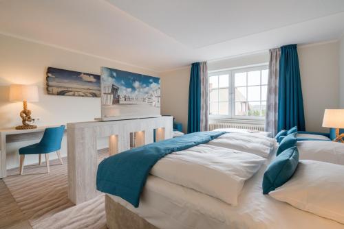 圣彼得奥尔丁Hotel Garni Kölfhamm的一间卧室配有一张带蓝色窗帘的大床