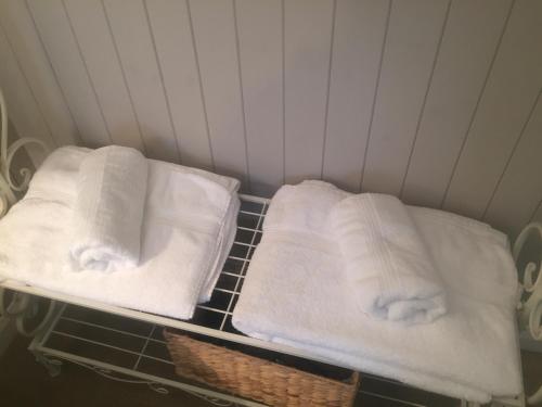 斯坦利The Fairways的浴室的架子上摆放着两条毛巾