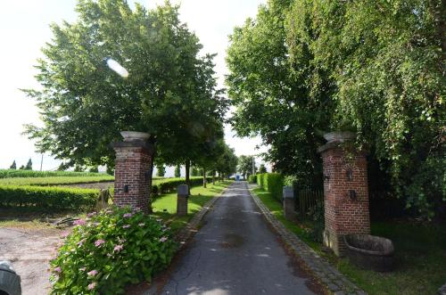 WervikHotel het Elsland的一条有两块砖柱的街道