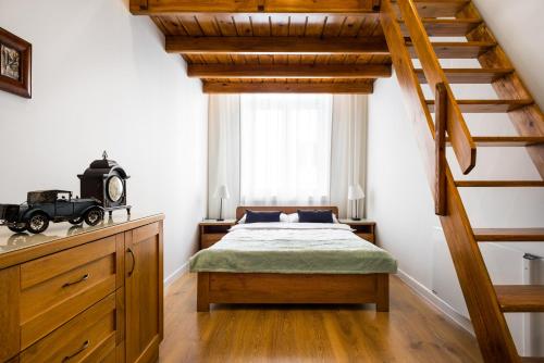 克拉科夫Apartament Felicjanek的一间卧室配有一张床和一个楼梯间
