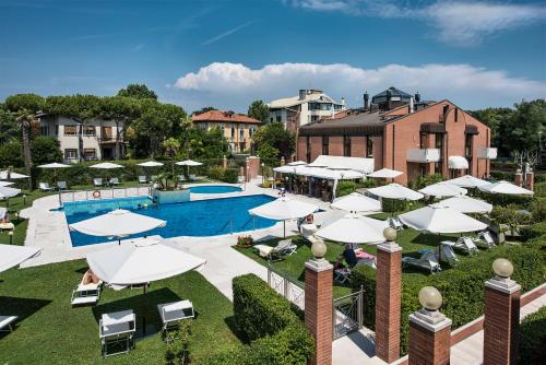 威尼斯丽都DB Villas Le Ville del Lido Resort的一个带游泳池和遮阳伞的度假村