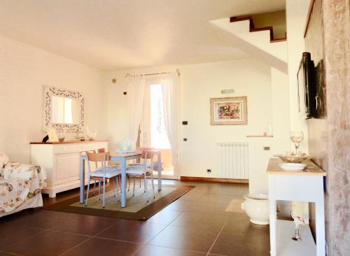 利多迪卡马约雷Villa Mare的一间带桌椅的房间和一间卧室