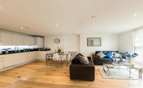 亨顿Finchley Central - Luxury 2 bed ground floor apartment的客厅配有沙发和桌子