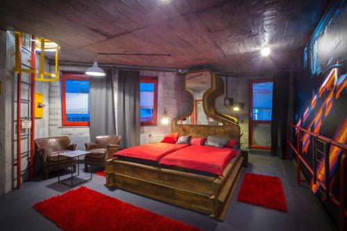 莱奥本康格拉斯酒店的一间卧室配有一张带红色毯子的大床