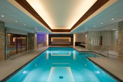 伦敦伦敦龙马酒店的在酒店房间的一个大型游泳池
