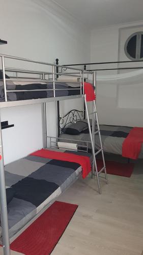 里斯本里斯本3号航站楼旅舍的一间卧室设有两张双层床和梯子