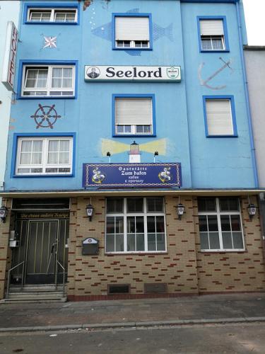 凯撒斯劳滕See Lord Hotel的蓝色的建筑,上面有科学家的标志