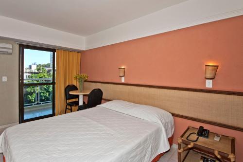 纳塔尔海滩酒店客房内的一张或多张床位