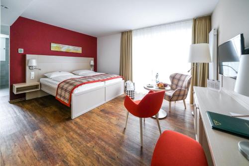 瓦尔内明德华纳穆德霍夫环形酒店 的酒店客房带一张床、一张桌子和椅子