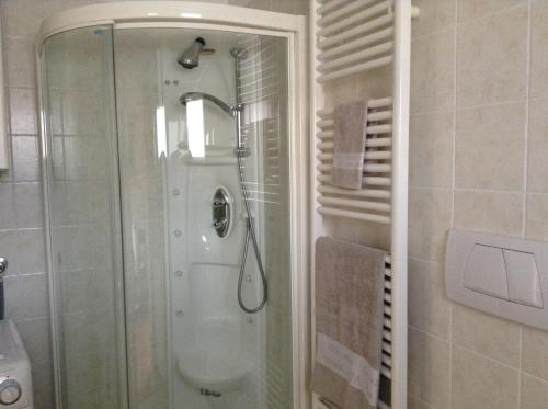 卡尔多纳佐Appartamento Guccio的带淋浴的浴室和玻璃门