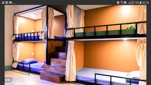 清莱Grace hostel - Chiang Rai的宿舍间设有两张双层床,
