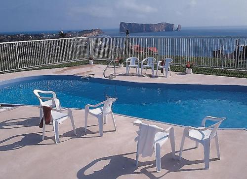 佩尔塞勒米拉奇酒店 的一个带白色椅子和秋千的游泳池